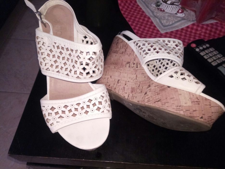 Sandálias e chinelos de senhora usadas 2/3 vezes