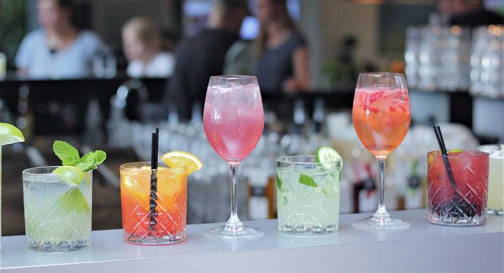 Mobilny Bar na Wesele | Profesjonalna Obsługa Barmańska