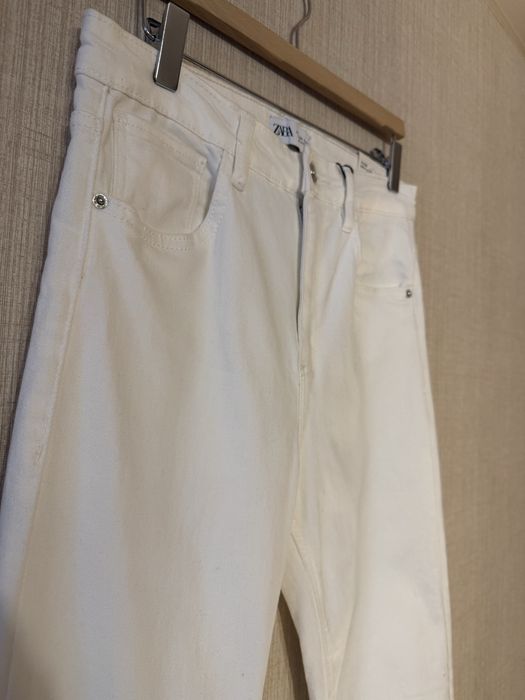 Білі джинси Zara з необробленими краями, розмір S. Нові
