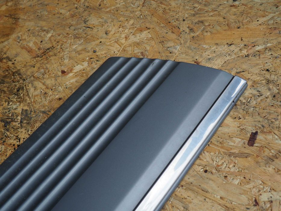 Listwa drzwi przód prawa mercedes w126 1 seria