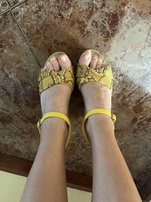 Sandalia amarela Luciano Barachini