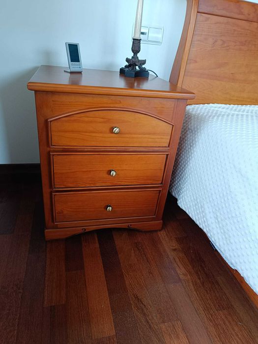 Conjunto de Cama, mesa de cabeceira e cômoda em madeira maciça