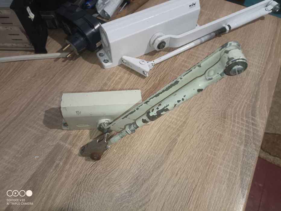 Доводчики для дверей (MVM,Apecs)