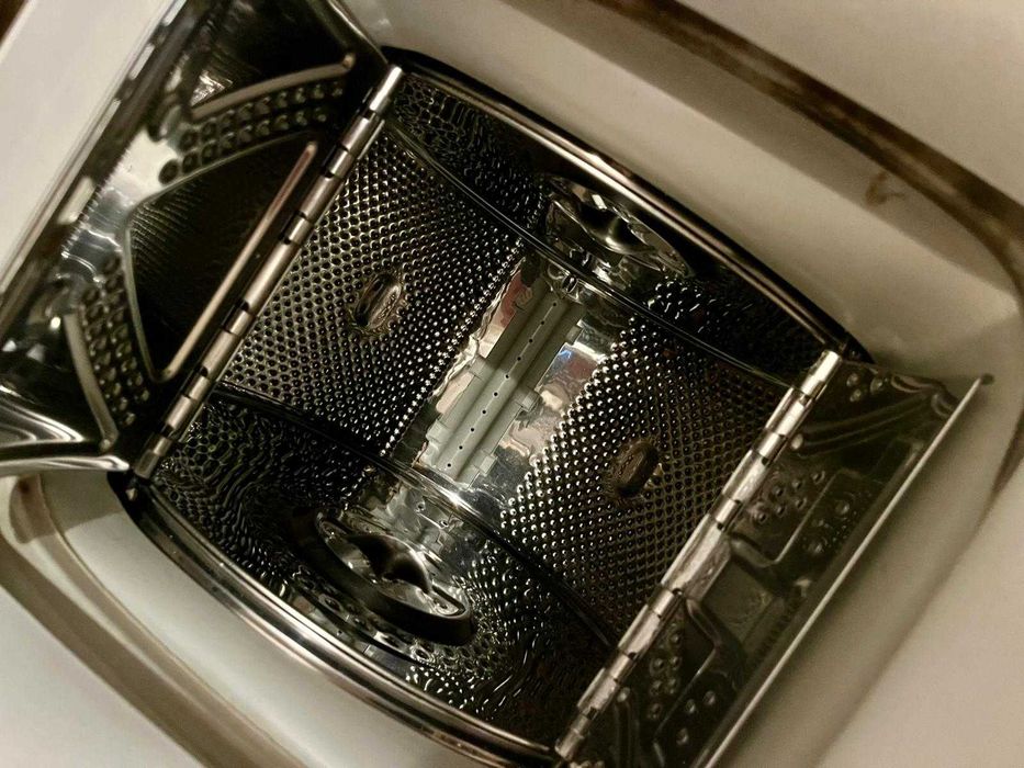 Кутова гідромасажна ванна та Пральна машина Indesit ITW A 51052 W