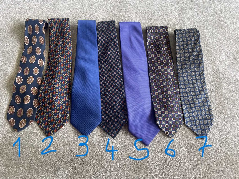 Gravatas lisas e com desenhos em tons de azul