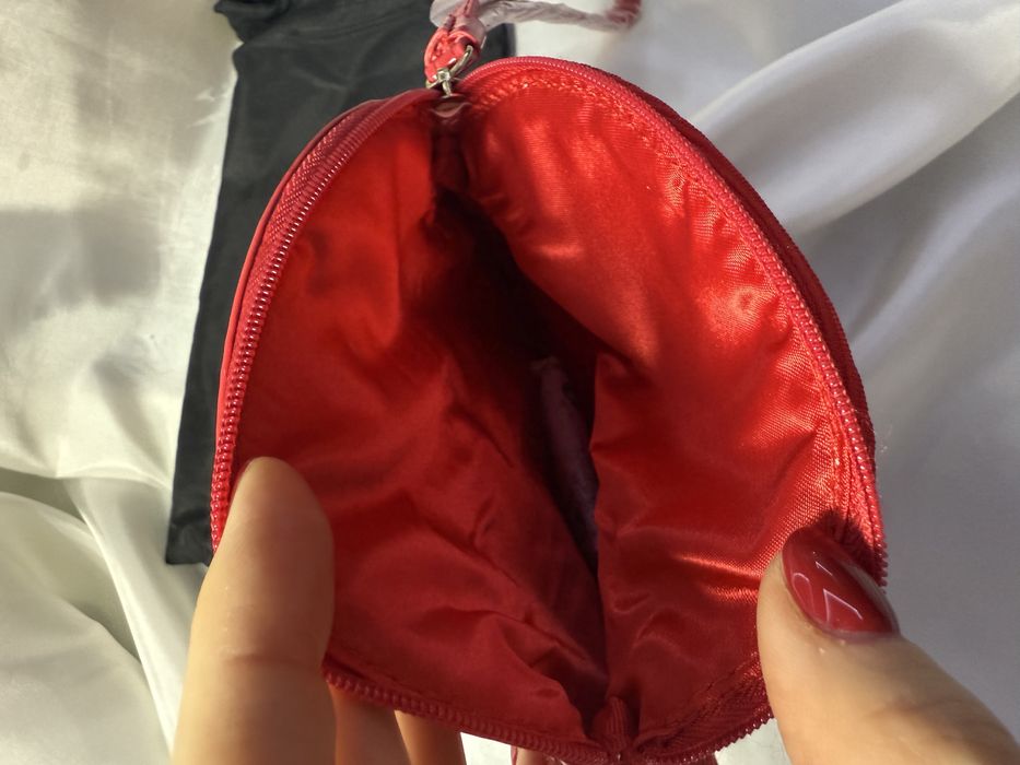 Червона косметичка Armani