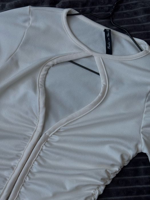 Блуза молочного кольору з декольте, розмір XS/S