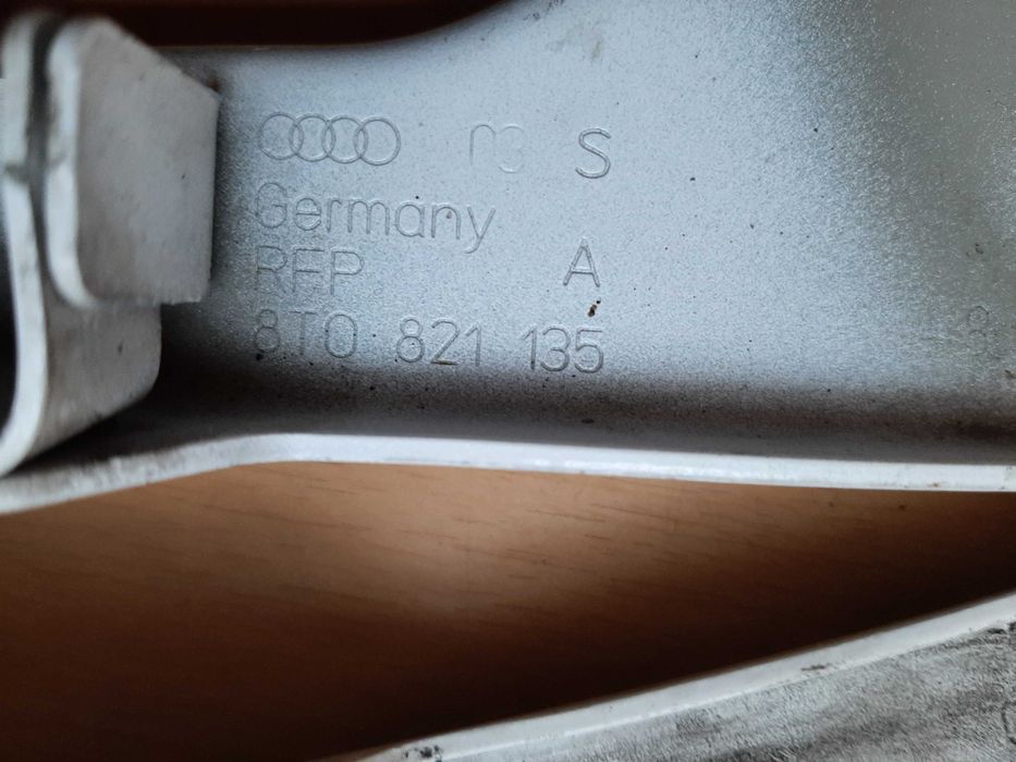 Uchwyt mocowanie prawe błotnika przód oryginał A5 S5 8T Europa białe