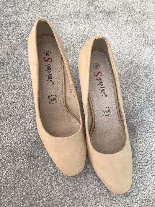 Nowe obcasy zamszowe, beżowe rozm. 39