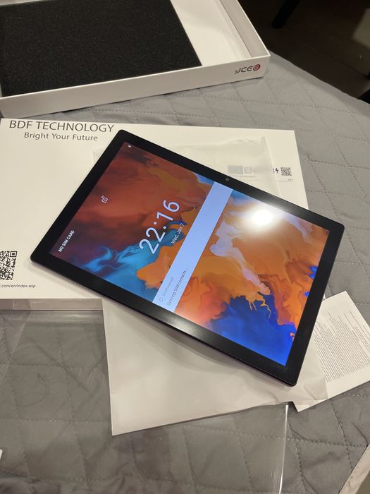 Планшет в гламурному пурпуровому кольорі