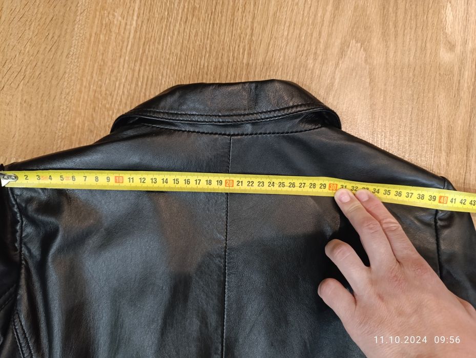Шкіряна куртка чорного кольору
