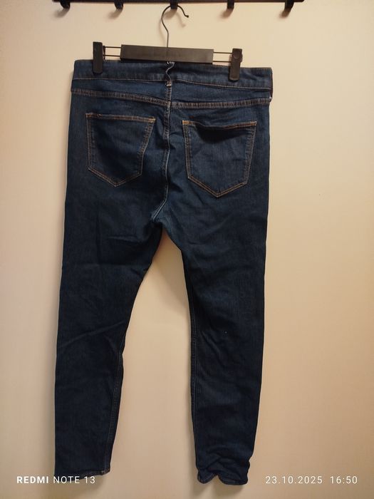 Ciemnogranatowe jeansy