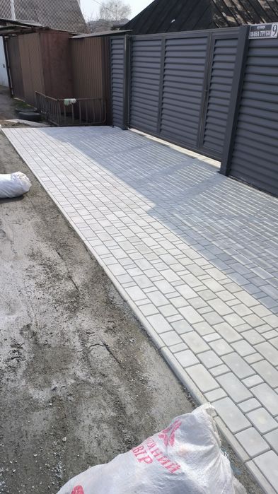 Укладання тротуарної плитки та бетоні роботи