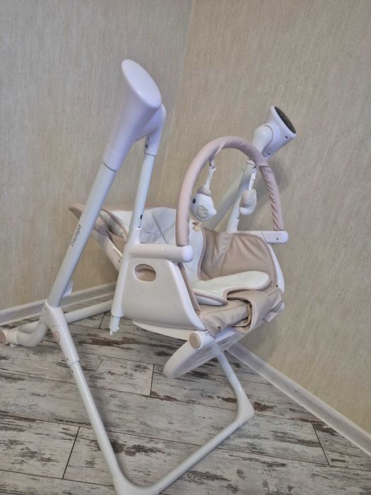 Заколисуючий центр+стілець для годування Carrello Triumph