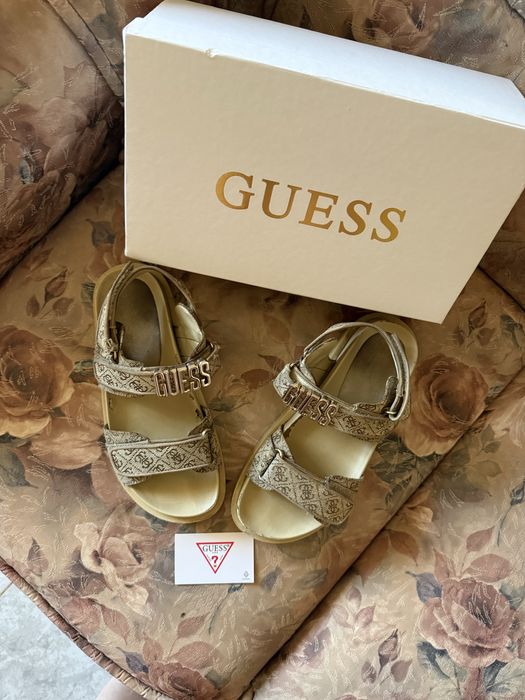 Босоножки Guess
