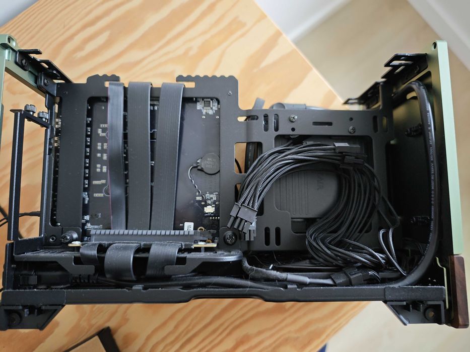 Torre PC Mini-ITX Fractal Terra - 64GB RAM - Motherboard Minisforum BD770i Ryzen 7 7745HX - Fans Noctua - PSU Corsair SF750 - 1TB SSD