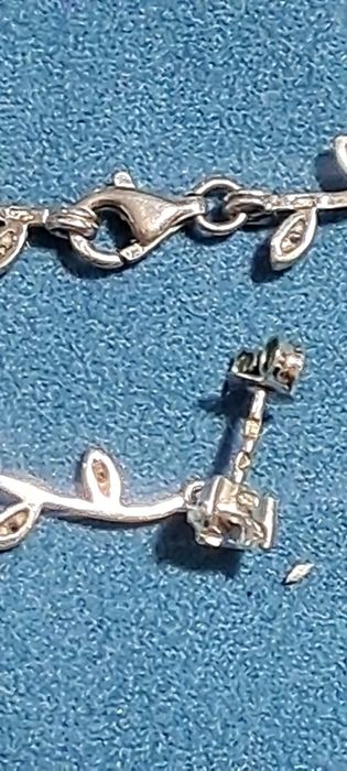 Conjunto em prata contrastada.