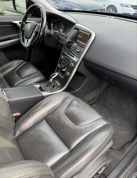 Продаю машину Volvo xc 60 !!