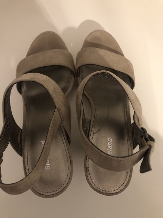 Buty na koturnie beżowe rozm. 38 graceland