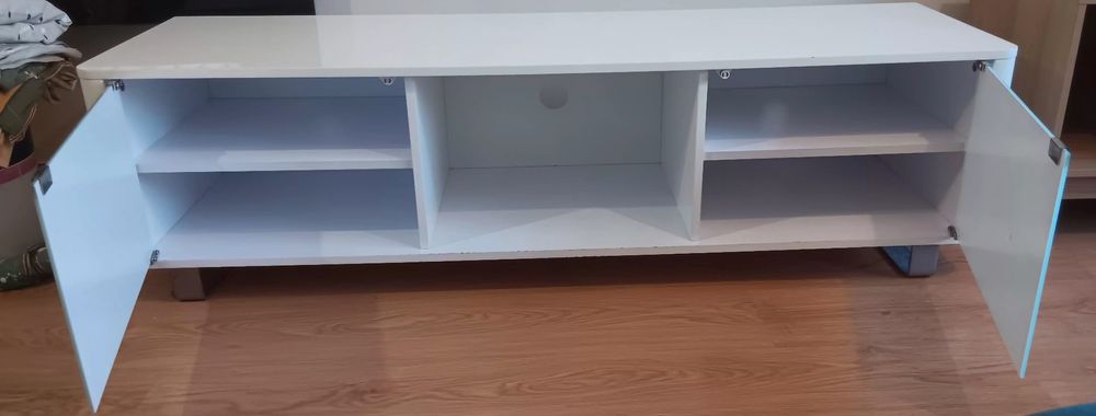 Móvel de TV lacado branco.