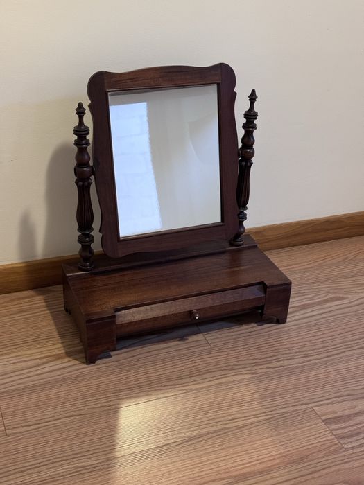 Toucador antigo em madeira maciça com espelho basculante