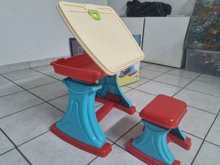 Mesa de criança com banco