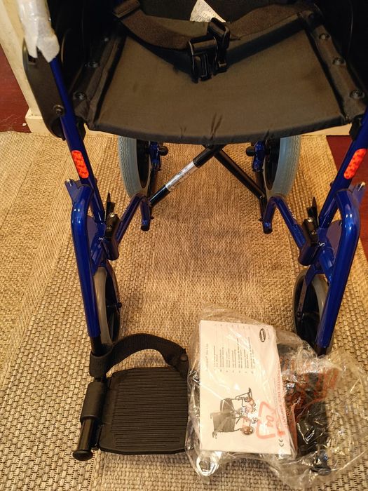Cadeira de rodas Ivancare modelo Alu Lite