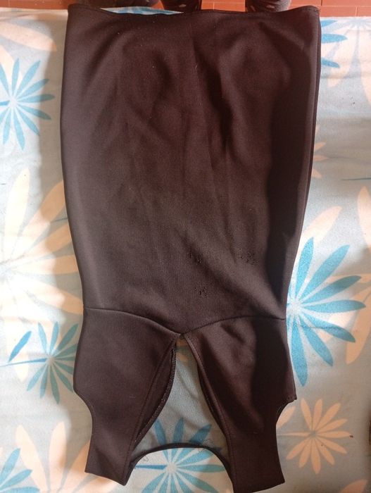 Vestido preto com decote renda
