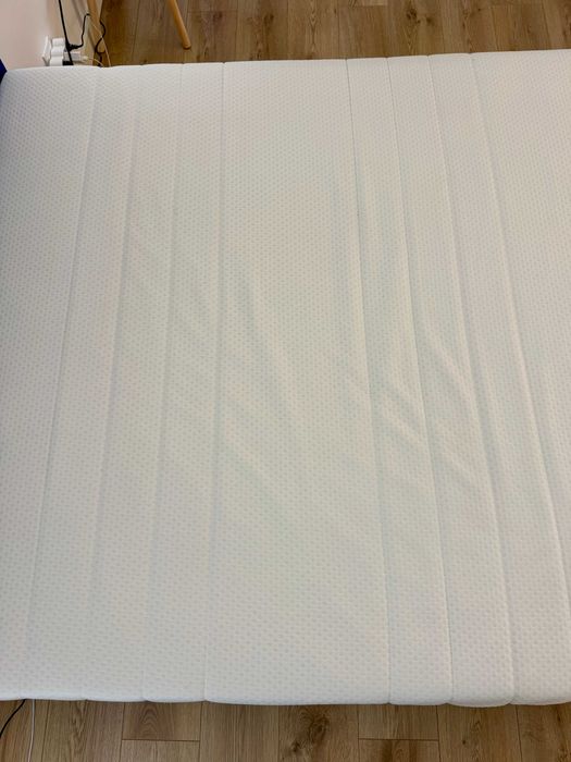 Cama de casal IKEA SLATTUM azul + colchão ÅKREHAMN 140x200