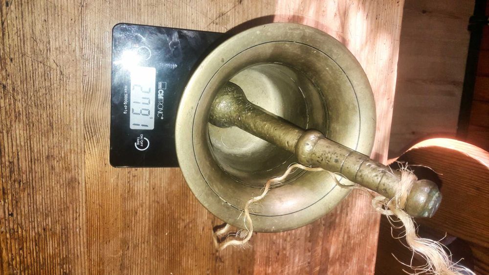 Stary, piękny bardzo duży moździerz mosiądz