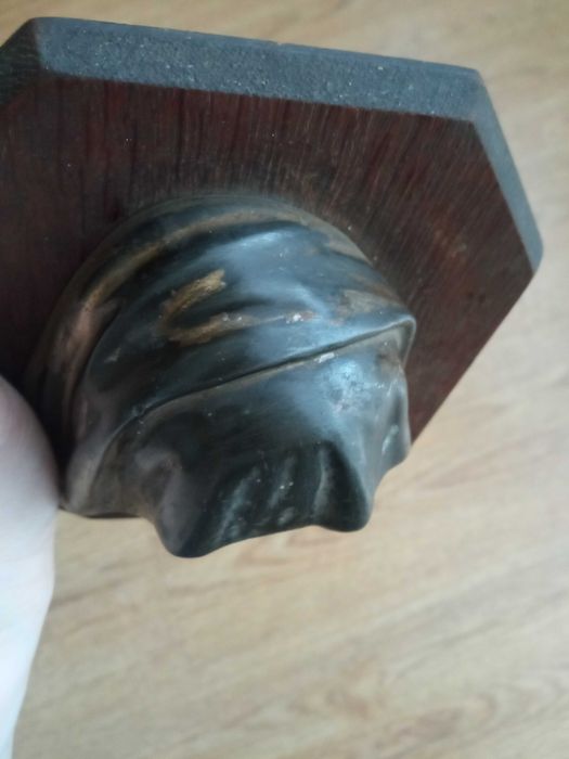 Płaskorzeźba Matka Boska mosiądz na drewnie