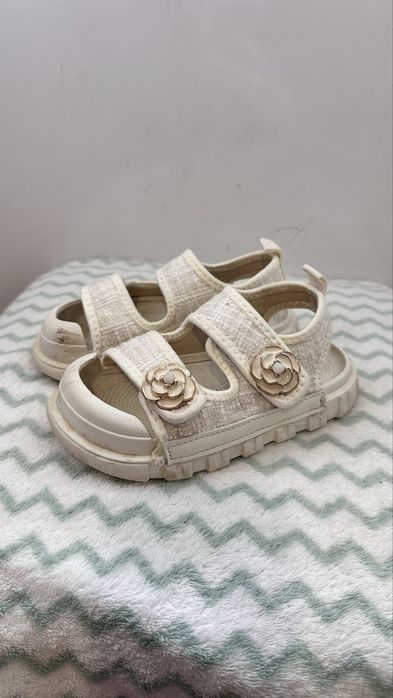 Продам набір дитячого взуття