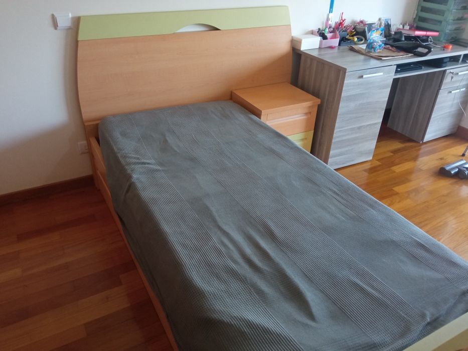 Cama + Mesa de cabeceira com 2 colchões