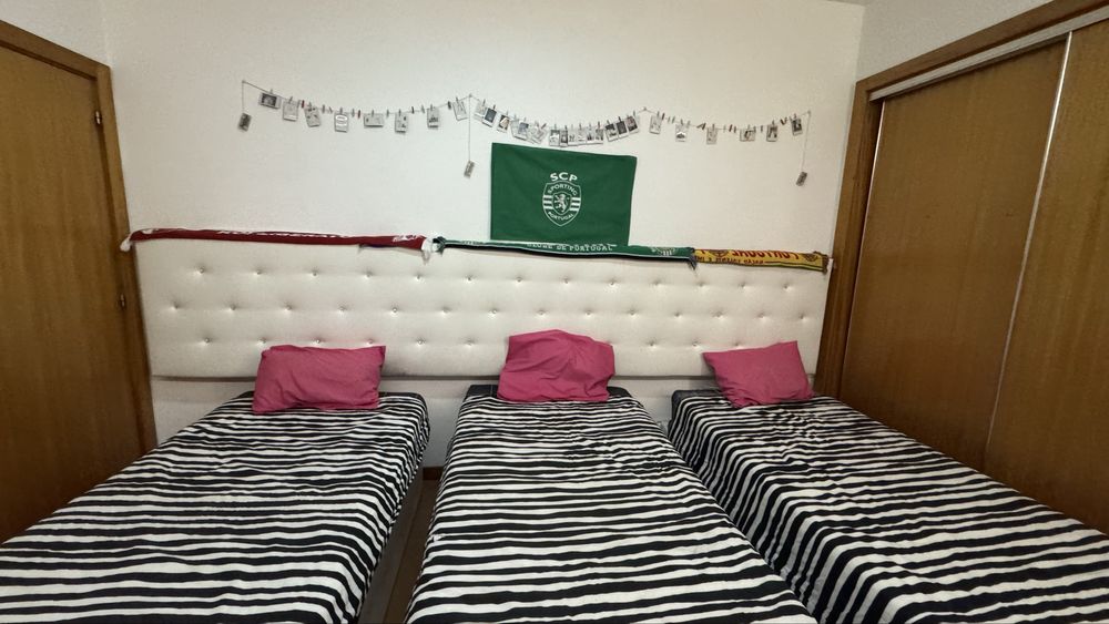 Cabeceira e 3 camas de solteiro