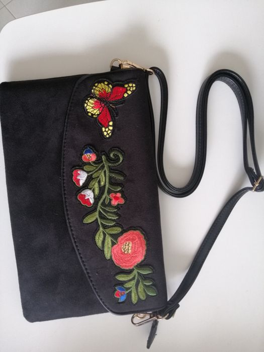 Mala preta com flores