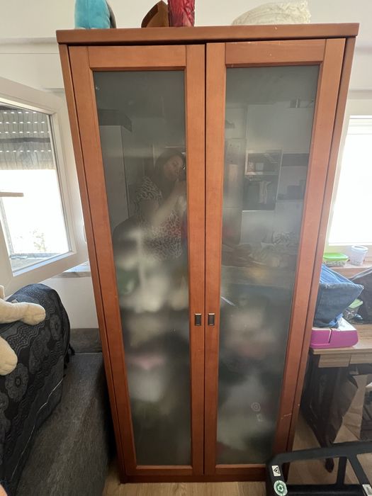 Armário/Vitrine de Madeira com 2 Portas de Vidro