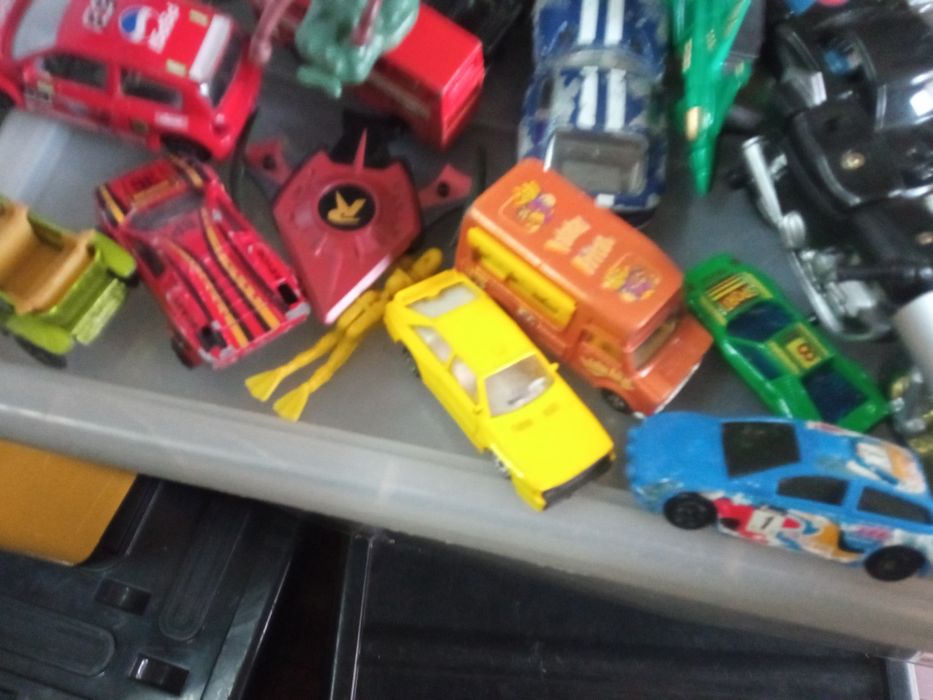 Carros carrinhos e carrões em metal.