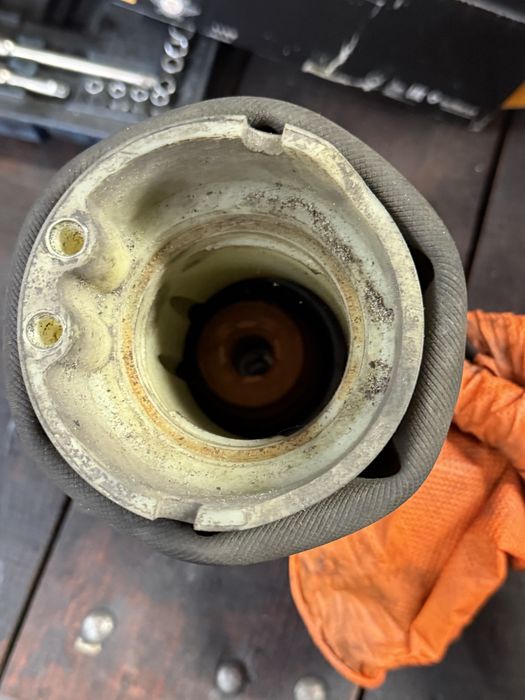 Audi A4- Pneumatico amortecedor traseiro