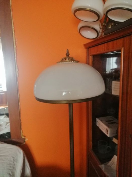 Piekna stojąca lampa z mosiądzu do salonu