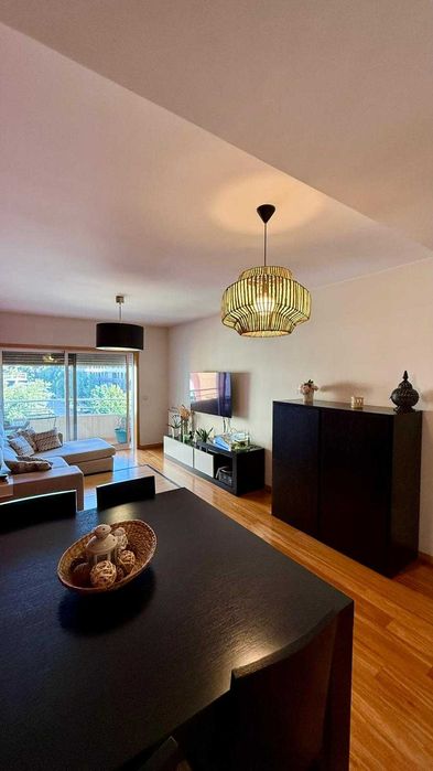 Apartamento T3, com 2 lugares de garagem e Arrumos, Zona Norte-VNF