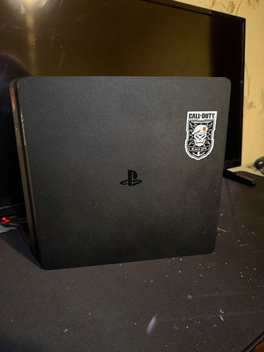 Konsol PlayStation 4