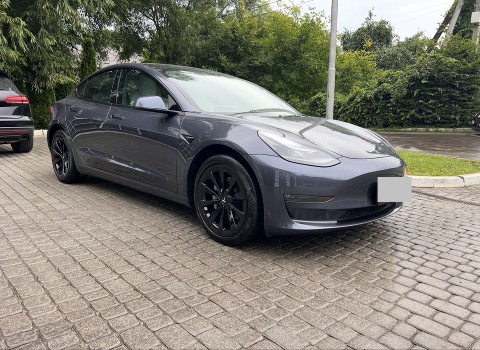 Оренда авто Tesla Model 3 під таксі