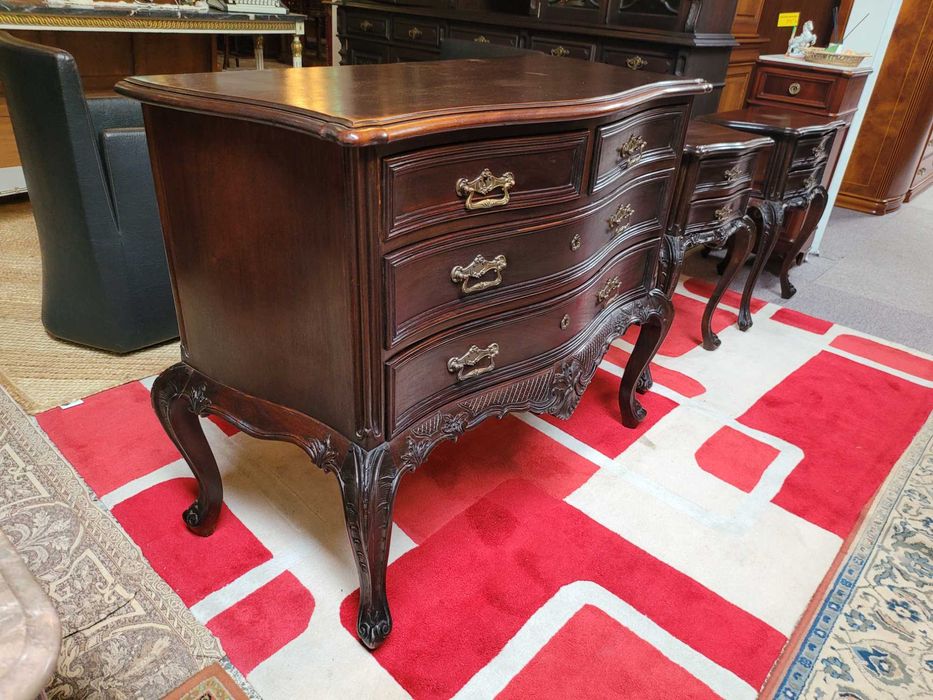 Cómoda antiga em muito bom estado geral