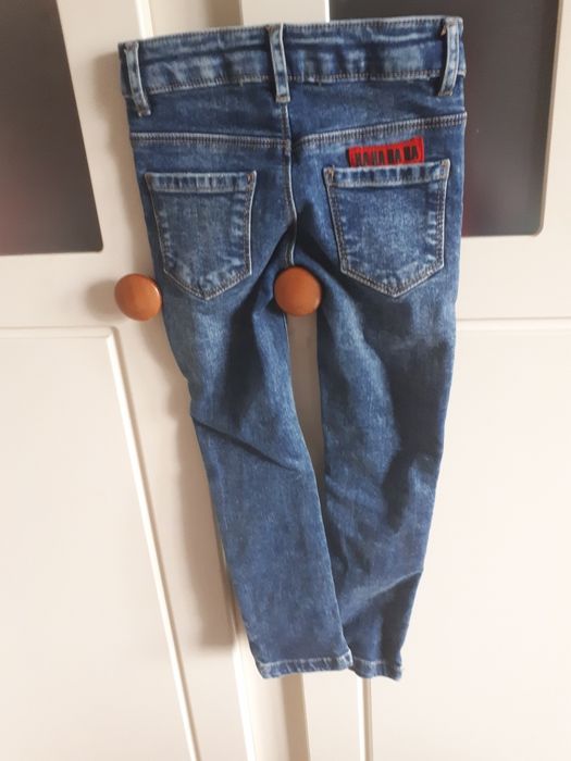 Jeansy slimy 104 z napisami i naszywkami jak nowe tepe o leil