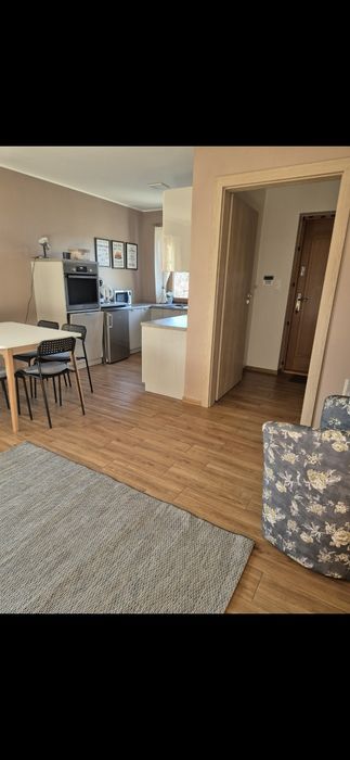 Domek w lesie nad jeziorem