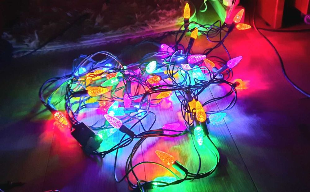 Дві гірлянди разом, одна погано контачить, друга під ремонт