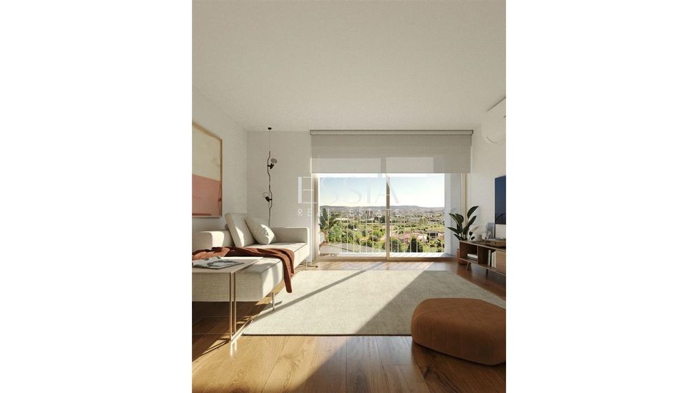 Apartamento T1 com Varanda e Garagem próximo das Antas