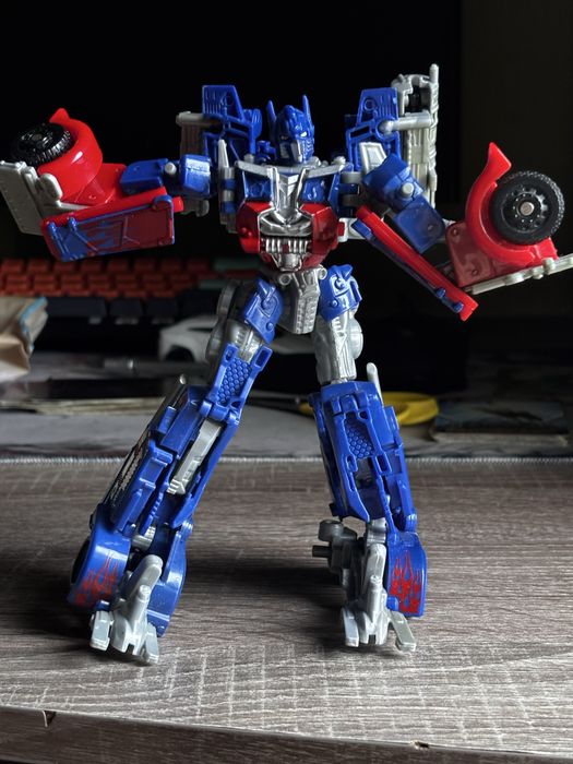 Трансформер Оптімус Прайм. Та інший трансформер.