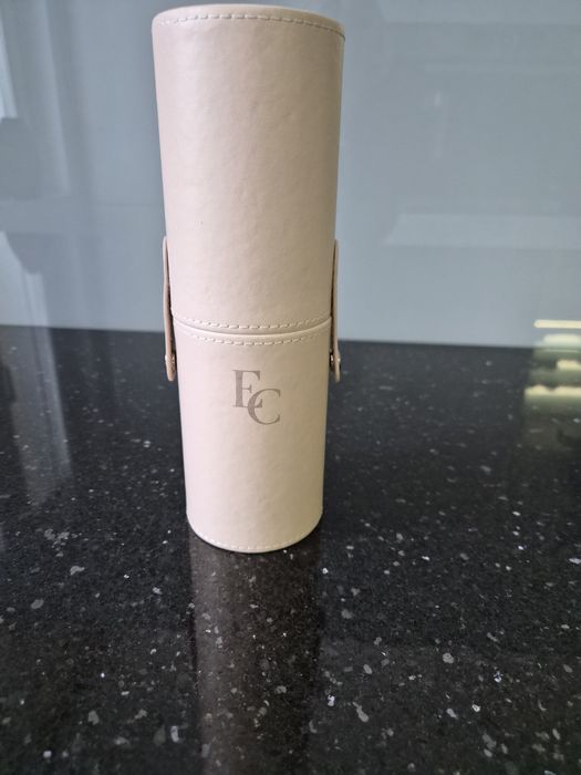 Tuba do przechowywania pędzli Eveline .