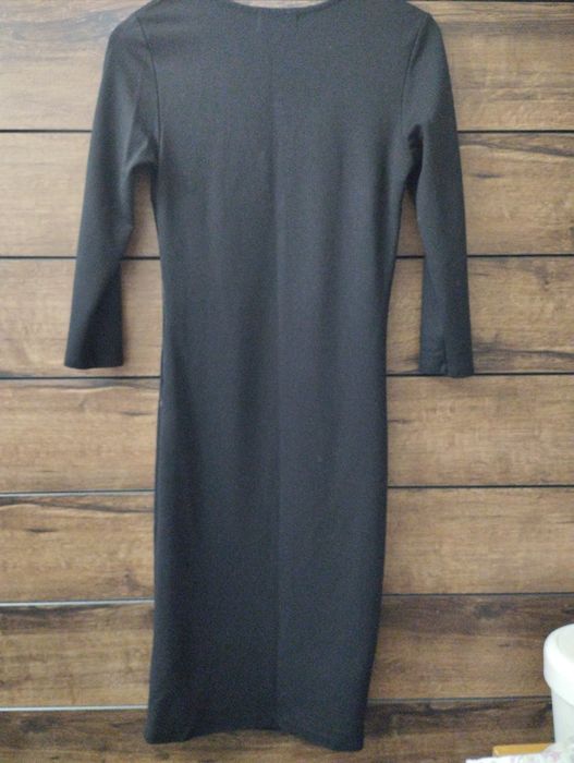 Czarna sukienka midi z ozdobnym dekoltem M